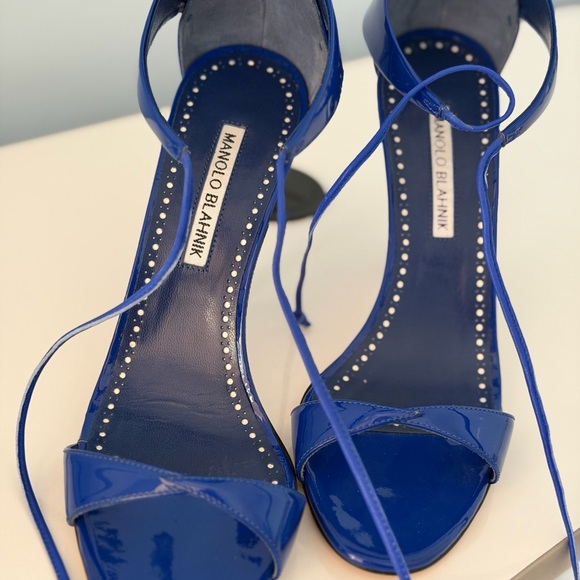 Manolo Blahnik “Chaos” ankle strap sandal in striking cobalt blue patent leather - Picture 7 of 10
